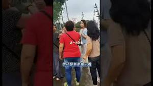 中共女干部在灾区犯众怒，被灾民拖入水中受辱