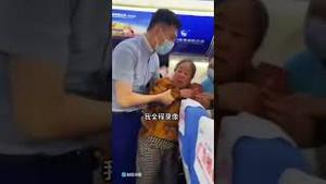 中国大妈在飞机上要年轻人让座！惊呆全球！坏人真的老了