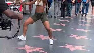 好莱坞星光大道上跳舞的女郎。