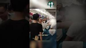 男子火车上被女子锁喉 称其伤害民族感情