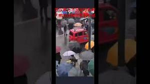2月8日，武汉市上万名退休人员聚集在市政府前抗议，要求政府官员公开解释为何将每月260多元的医药补贴，降至数十元。若政府不解决问题，定于本月15日举行更大规模的抗议。