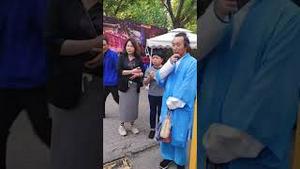 山东淄博一个道观的道士被警察拦下，因为衣服像日本的。这警察不会以为古装都是来自日本吧？