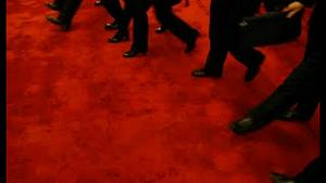 异常！军队突颁新规，习近平和张又侠摊牌？财险一把手被抓，牵涉彭丽媛妹夫？港府改口，承认棚网有问题。马杜罗准备逃往某大国