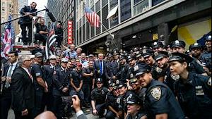 《石涛聚焦》「9.11纪念之日 川普突现曼哈顿警察局与消防队」现场极为人性 被直问：是否第三次竞选总统？答复引起哄笑（12/09）