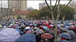 武汉爆发大规模示威！数万人包围市政府。拜登大声问：有谁愿意跟习近平换位子？间谍气球证明：中共威胁大于俄国