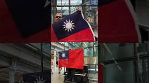 英国钢琴师高举中华民国国旗跳舞。