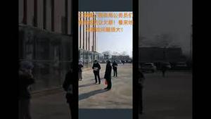 江苏镇江税务局公务员们举白纸抗议欠薪！看来地方财政问题很大！