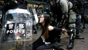 网民盛赞前总书记夫妇！习近平人心尽失。第一夫人行踪成谜。香港美少女从容大义