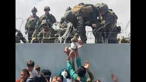 直播：华春莹为塔利班洗地，自曝很幸福！美国大兵拯救阿富汗婴儿，场面感人！喀布尔机场人山人海。抵抗军夺回三区